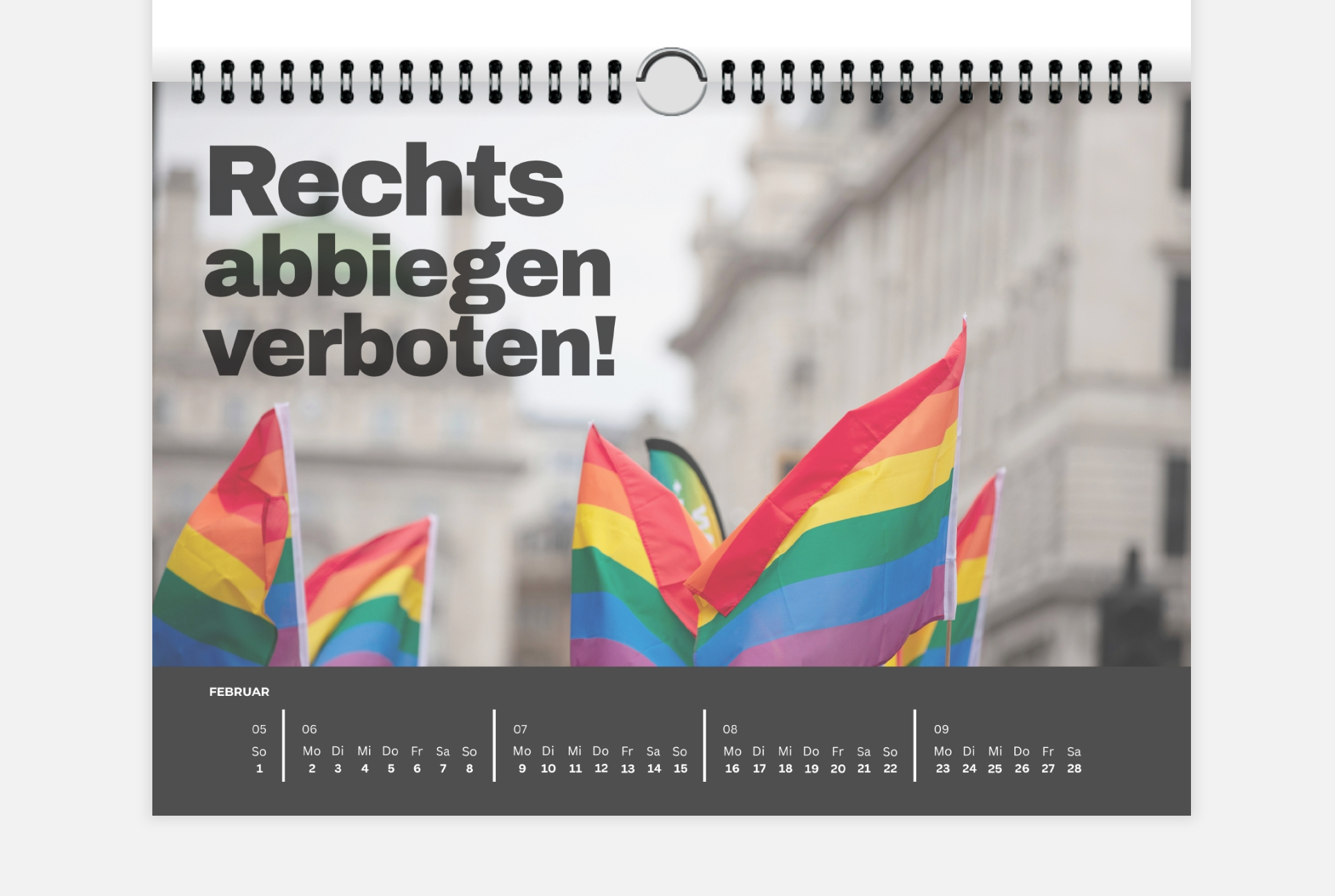 Bunter Kalender 2026 Februar – Regenbogenflaggen mit dem Spruch „Rechts abbiegen verboten“, Kalenderblatt für Vielfalt, Demokratie und Gleichberechtigung.